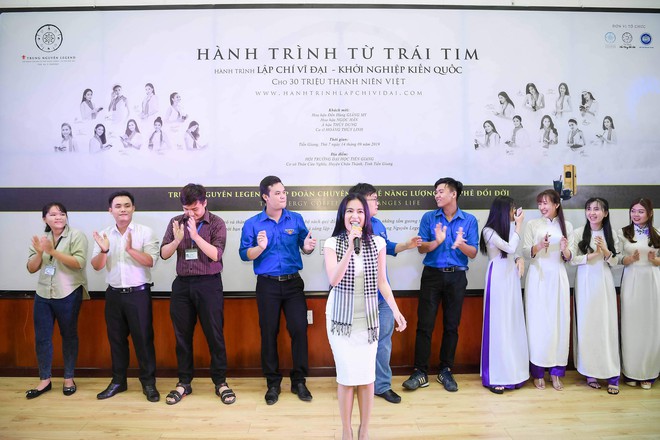 Hoàng Thùy Linh: Sách quý là ánh sáng tri thức để nhanh đến thành công” - Ảnh 6.