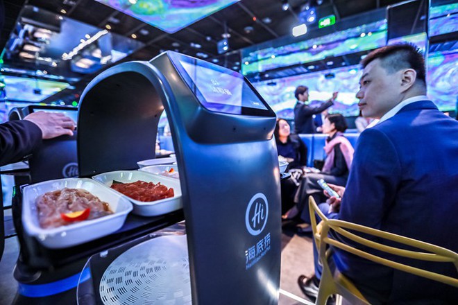 Người trẻ không muốn làm bồi bàn, các nhà hàng Trung Quốc chỉ còn biết hi vọng vào... robot - Ảnh 3.