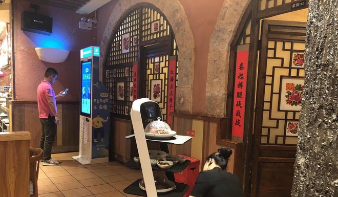 Người trẻ không muốn làm bồi bàn, các nhà hàng Trung Quốc chỉ còn biết hi vọng vào... robot - Ảnh 2.