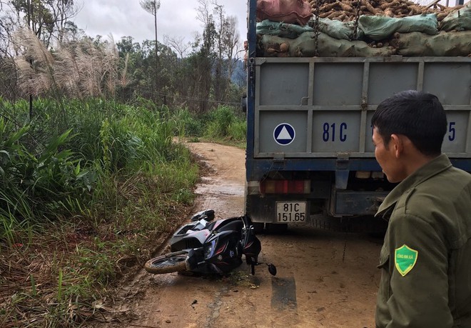 Cô giáo chạy 130km đi dạy bị nạn phải cắt cánh tay khóc nức nở khi đọc bài viết về mình - Ảnh 1.