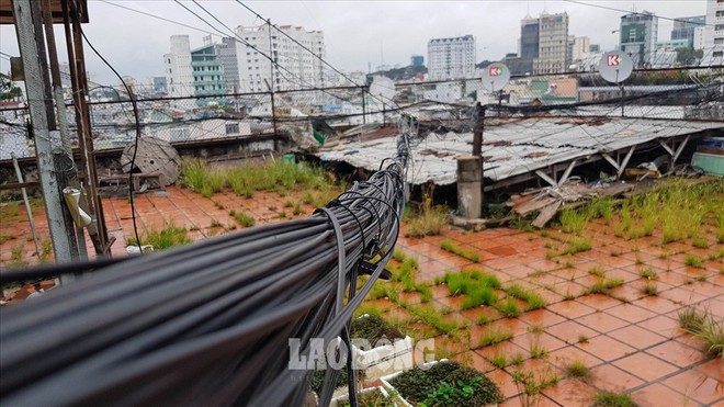 Cận cảnh những hộ dân sống trong nguy hiểm giữa trung tâm Sài Gòn - Ảnh 12.