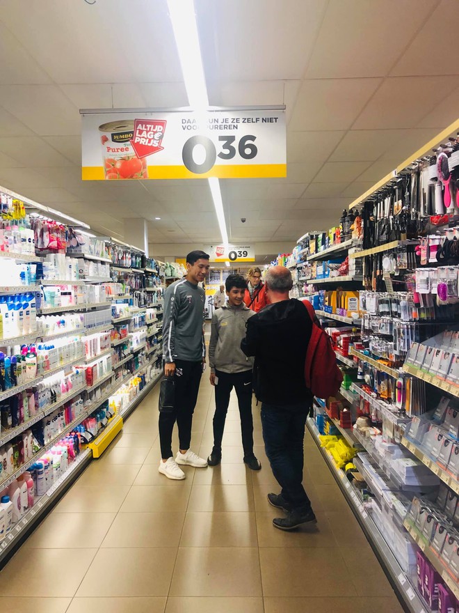Fan Hà Lan hào hứng xin chụp ảnh cùng Đoàn Văn Hậu trong siêu thị - Ảnh 1.
