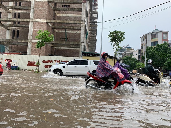 Hà Nội mưa lớn ngập sâu, người dân bơi đi làm giữa dòng xe tắc nghẽn - Ảnh 3.