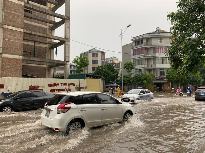 Hà Nội mưa lớn ngập sâu, người dân bơi đi làm giữa dòng xe tắc nghẽn - Ảnh 4.