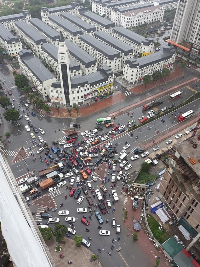 Hà Nội mưa lớn ngập sâu, người dân bơi đi làm giữa dòng xe tắc nghẽn - Ảnh 5.