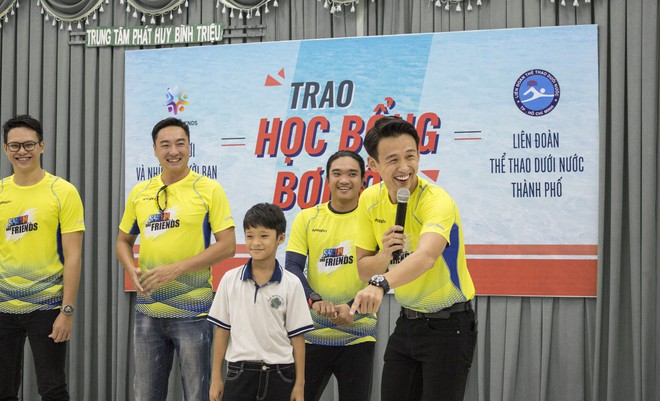 MC Quang Bảo tiếp tục kêu gọi thêm 700 suất học bổng bơi lội cho trẻ em nghèo - Ảnh 9.