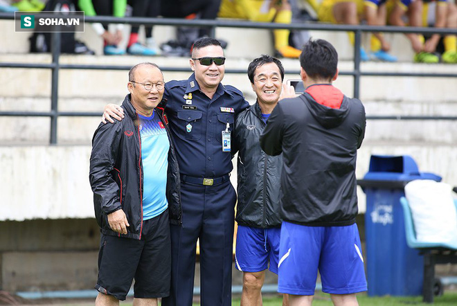 HLV Park Hang-seo đứng hình mất 5 giây trước khi ôm chầm lấy huyền thoại bóng đá Thái Lan - Ảnh 1.