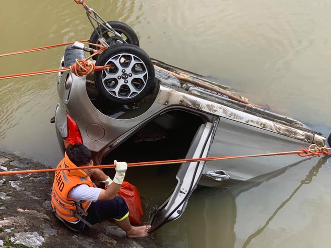 Taxi lao xuống sông khiến nữ hành khách tử vong, tài xế mất tích - Ảnh 2.