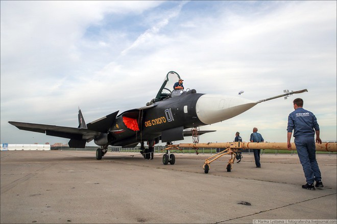 Su-47 Berkut bất ngờ xuất hiện tại triển lãm MAKS 2019, dấu hiệu khôi phục dự án? - Ảnh 1.