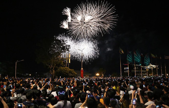 Hàng ngàn người chen chân xem bắn pháo hoa mừng Quốc khánh 2-9 - Ảnh 1.