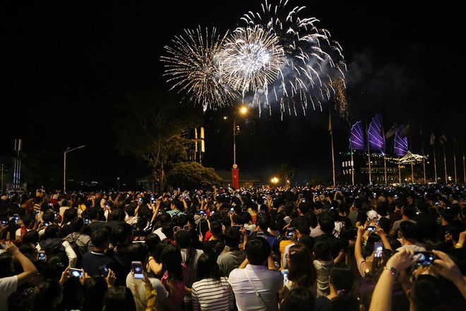 Hàng ngàn người chen chân xem bắn pháo hoa mừng Quốc khánh 2-9 - Ảnh 5.