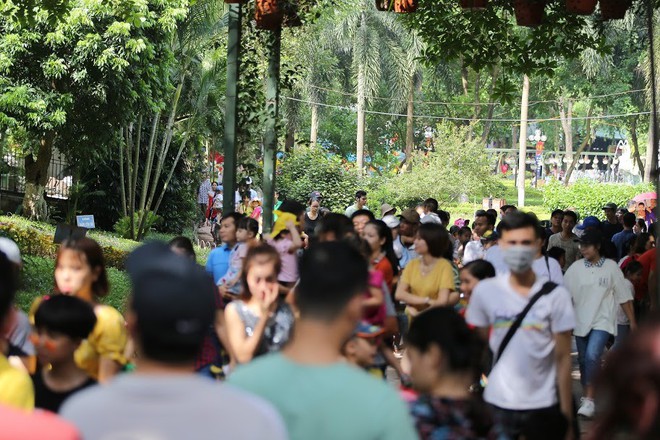 Nghìn người chen chân trong công viên Thủ Lệ ngày 2.9 - Ảnh 8.