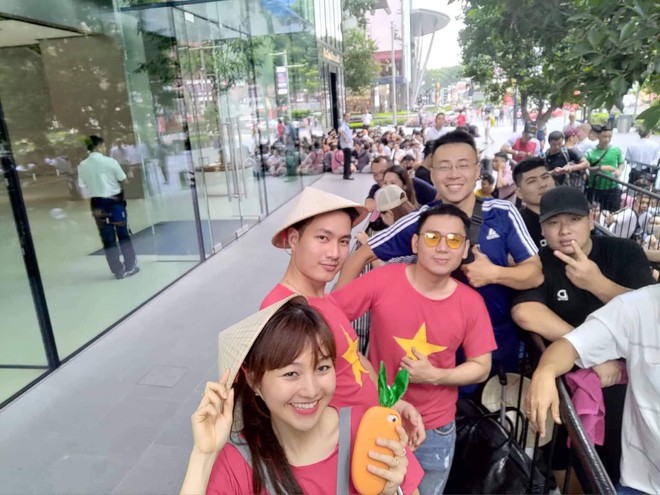 Từ Singapore: Cô gái Việt số thứ tự 01 kể hành trình xếp hàng 30 tiếng săn iPhone - Ảnh 1.