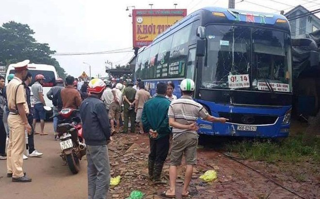 Xe khách mất lái gây tai nạn liên hoàn, tông  hai người đàn ông tử vong