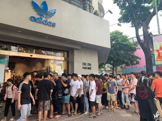 Hà Nội: Hàng trăm khách xếp hàng 2 ngày chờ mua mẫu giày Adidas siêu hot - Ảnh 1.