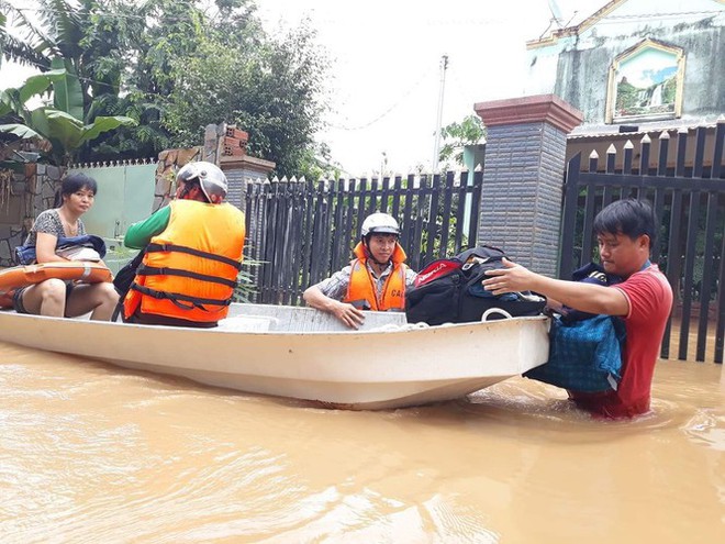 Thủy điện tăng cường xả lũ, hàng trăm ngôi nhà ngập trong biển nước - Ảnh 2.