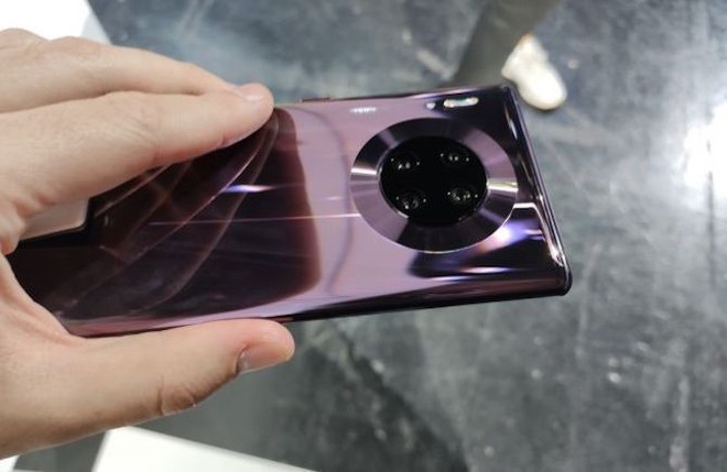 Chuyên gia “đại phẫu” 2 mẫu điện thoại cao cấp của Huawei - Ảnh 1.