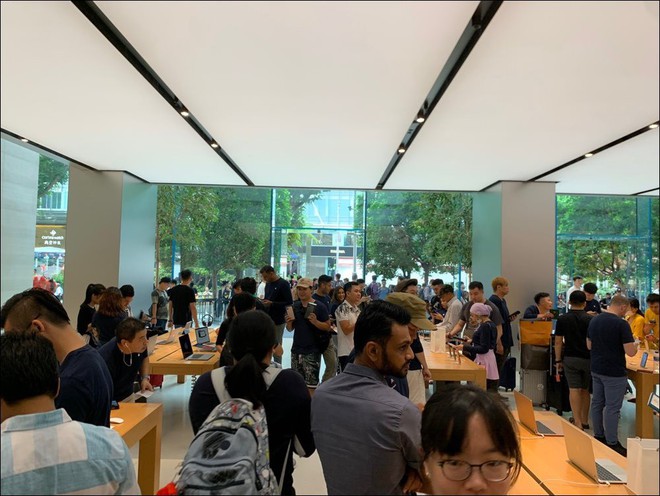Đầu giờ chiều nay, Apple Store Singapore vẫn chật cứng người Việt - Ảnh 1.