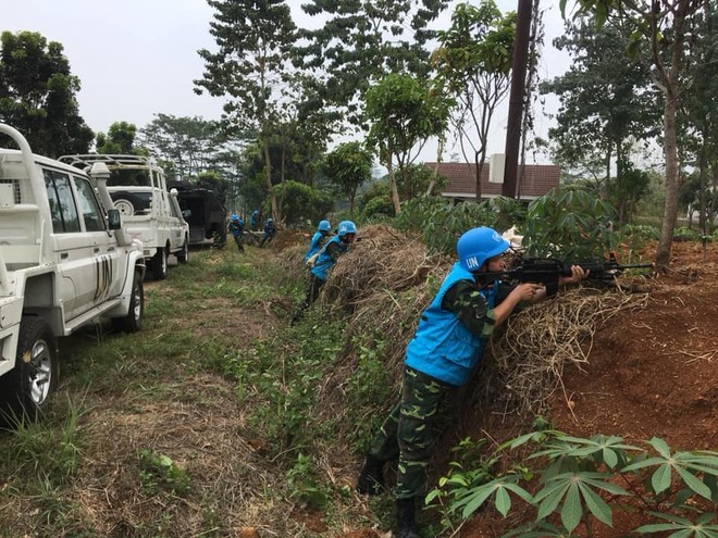 Chiến sĩ gìn giữ hòa bình Việt Nam huấn luyện sử dụng súng trường Pindad SS2 tối tân - Ảnh 3.