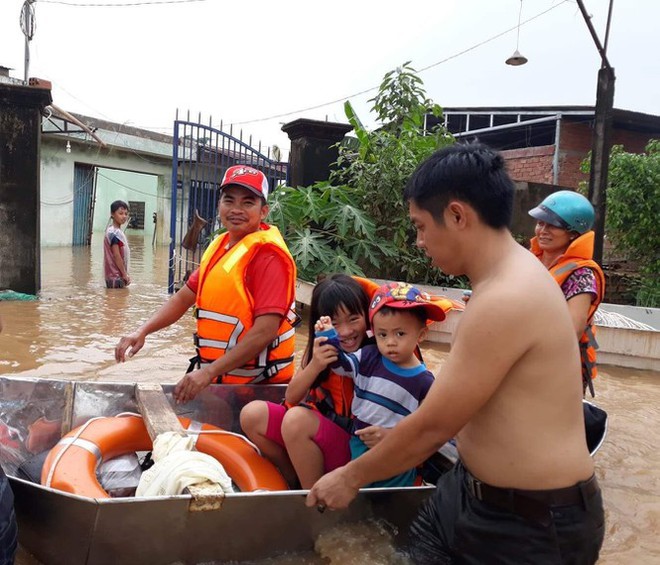 Thủy điện tăng cường xả lũ, hàng trăm ngôi nhà ngập trong biển nước - Ảnh 4.