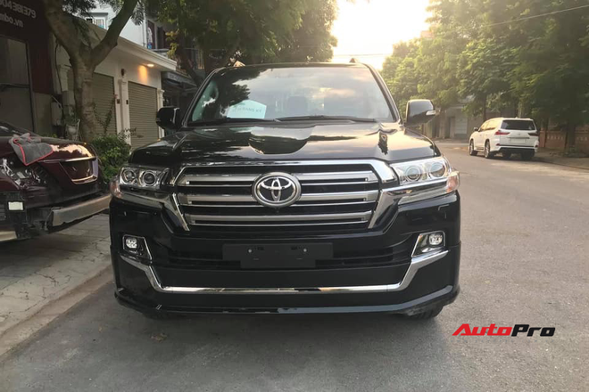 Chủ Toyota Land Cruiser vừa lấy xe đã chi thêm 200 triệu đồng độ bodykit độc nhất Việt Nam - Ảnh 1.