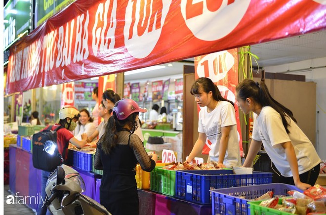 Hà Nội 1 tuần sau Trung thu: Bánh giá siêu rẻ bán đầy đường, có phải cơ hội vàng cho người tiêu dùng mua sướng tay? - Ảnh 2.