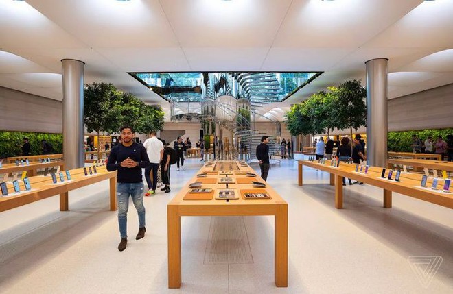 Bên trong Apple Store khối hộp huyền thoại sau hai năm đóng cửa sửa chữa: Đẹp như một kiệt tác! - Ảnh 2.