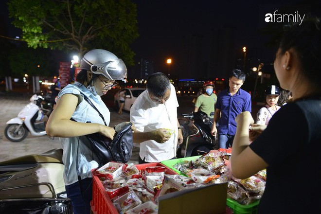 Hà Nội 1 tuần sau Trung thu: Bánh giá siêu rẻ bán đầy đường, có phải cơ hội vàng cho người tiêu dùng mua sướng tay? - Ảnh 13.