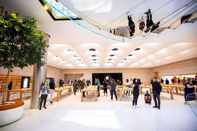 Bên trong Apple Store khối hộp huyền thoại sau hai năm đóng cửa sửa chữa: Đẹp như một kiệt tác! - Ảnh 7.