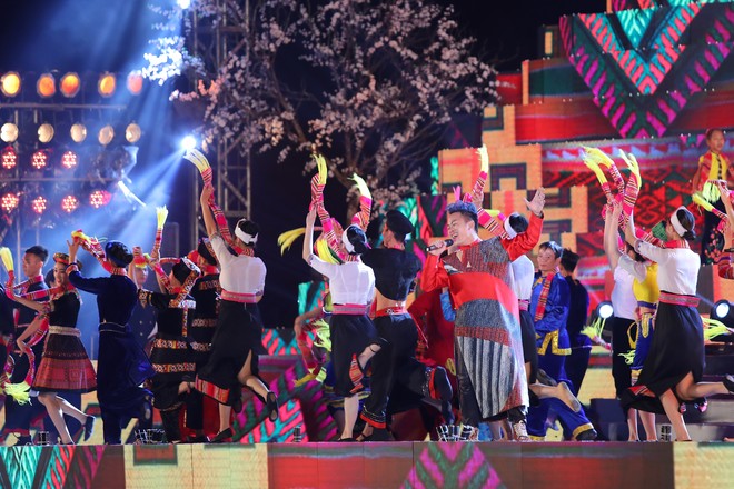 Tùng Dương đắm chìm trong sắc màu văn hoá tại buổi khai mạc Lễ hội Mường Lò - Ảnh 7.