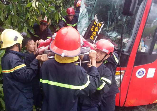 Xe khách tông xe máy, lao vào gốc cây khiến 39 hành khách mắc kẹt, la hét cầu cứu - Ảnh 1.