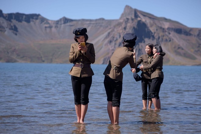 7 ngày qua ảnh: Các cô gái Triều Tiên chụp ảnh dưới hồ nước - Ảnh 4.