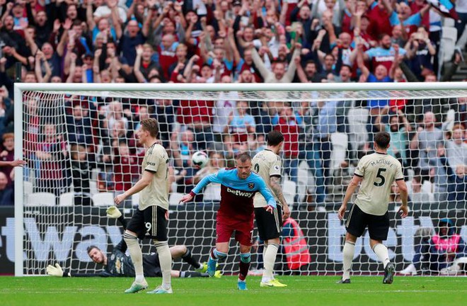 Thua thảm West Ham, CĐV M.U đòi sa thải Solskjaer vì bán Lukaku - Ảnh 1.