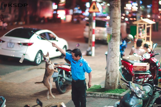 Bác bảo vệ và hành động đùa giỡn cùng chú chó bên vỉa hè, câu chuyện đằng sau cảm động hơn - Ảnh 1.