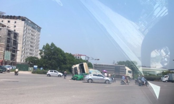 Lật xe bồn ở Bắc Ninh, tài xế hoảng loạn bò ra từ taxi bị đè nát - Ảnh 2.