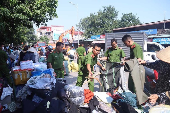 Tan hoang khu chợ lớn nhất Đông Anh, điêu đứng nhìn tài sản bị thiêu rụi - Ảnh 4.