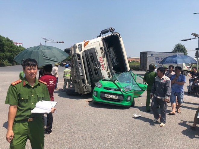 Lật xe bồn ở Bắc Ninh, tài xế hoảng loạn bò ra từ taxi bị đè nát - Ảnh 3.