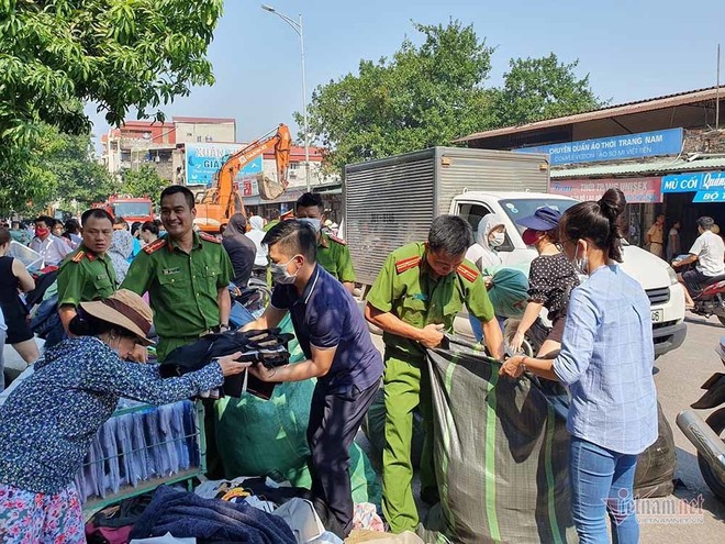 Tan hoang khu chợ lớn nhất Đông Anh, điêu đứng nhìn tài sản bị thiêu rụi - Ảnh 7.