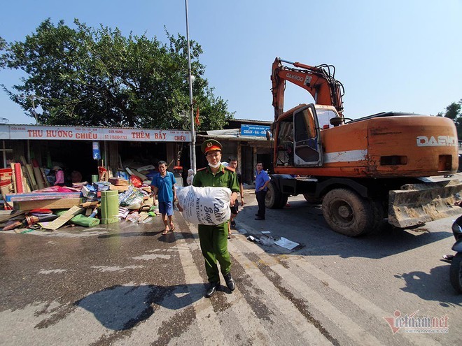 Tan hoang khu chợ lớn nhất Đông Anh, điêu đứng nhìn tài sản bị thiêu rụi - Ảnh 8.