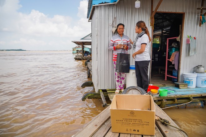 Chuyện lạ ở cù lao Mỹ Hòa Hưng: Người phụ nữ không biết chữ xúc động vì sách ông Vũ tặng - Ảnh 8.