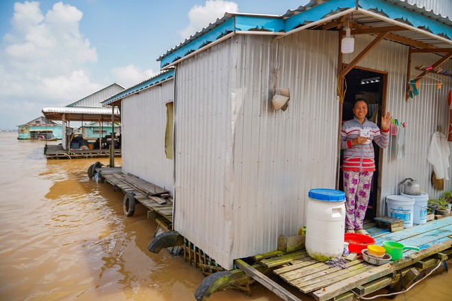 Chuyện lạ ở cù lao Mỹ Hòa Hưng: Người phụ nữ không biết chữ xúc động vì sách ông Vũ tặng - Ảnh 7.