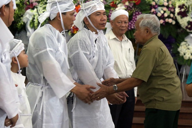 Lễ tiễn đưa Đại tá Nguyễn Văn Bảy: “Anh Bảy mà lên trên trời rồi thì không cho phép mình xuống” - Ảnh 3.