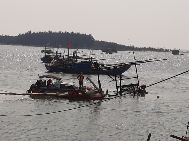 Người dân trên bờ cầu nguyện phép màu đến trong vụ tàu cá nổ như bom làm 2 người tử vong - Ảnh 2.