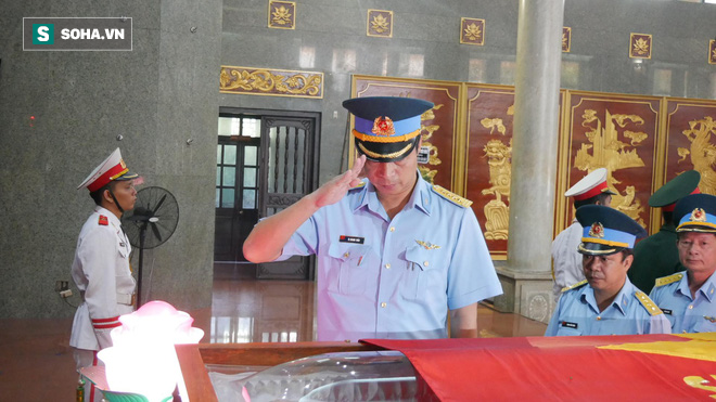 [Ảnh] Xúc động những người đồng đội chào tiễn biệt phi công huyền thoại Nguyễn Văn Bảy - Ảnh 7.