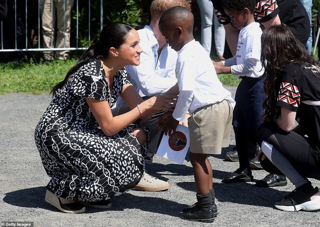 Meghan Markle nhảy múa hết cỡ trong sự kiện nhưng bị chê trách vì trang phục kém sang, để lộ những khoảnh khắc hớ hênh - Ảnh 7.