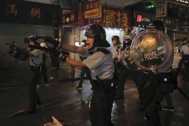 Hong Kong: Cảnh sát có thể nổ súng nếu người biểu tình cố cướp - Ảnh 2.