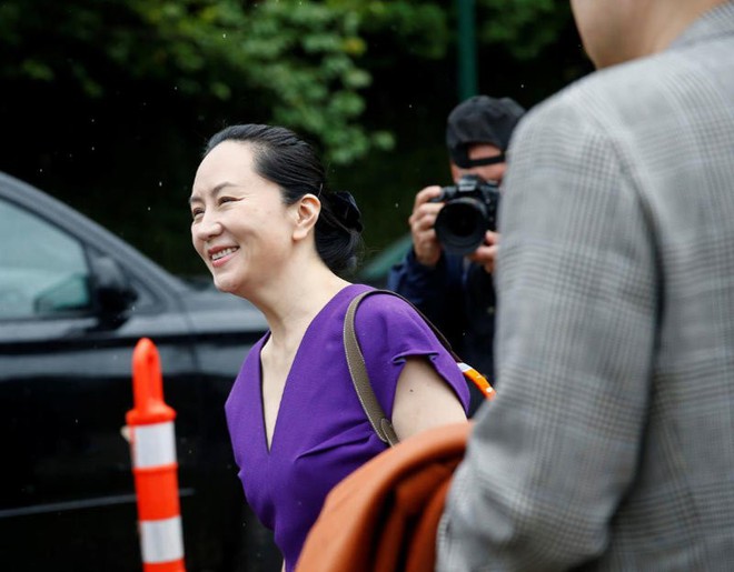 Hình ảnh công chúa Huawei đeo vòng định vị tới tòa - Ảnh 2.