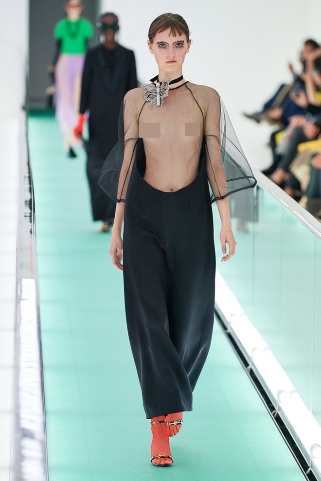 Đỏ mặt\' với loạt người mẫu để ngực trần trong show Gucci tại Milan