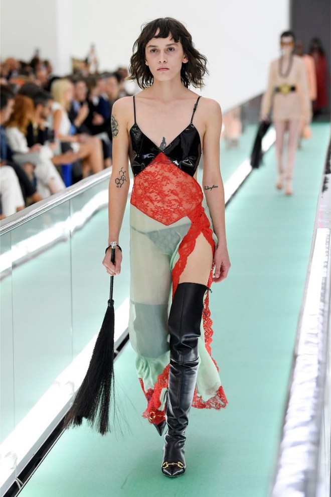 ‘Đỏ mặt’ với loạt người mẫu để ngực trần trong show Gucci tại Milan - Ảnh 12.