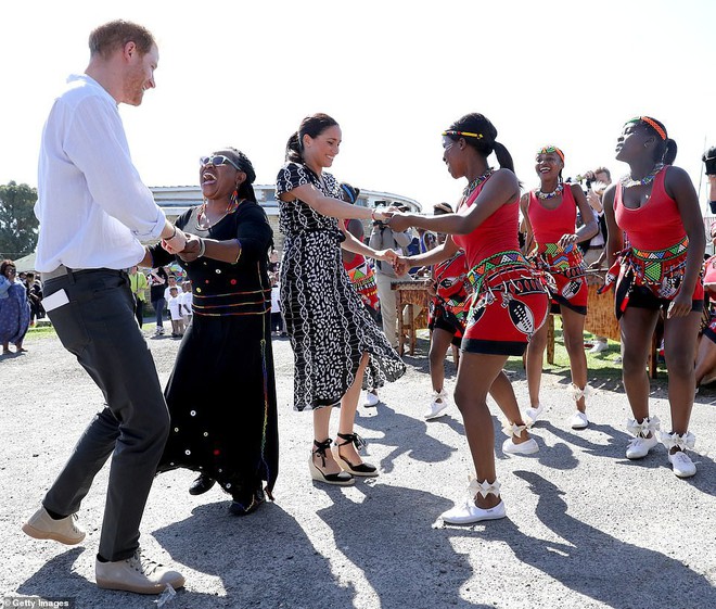 Meghan Markle nhảy múa hết cỡ trong sự kiện nhưng bị chê trách vì trang phục kém sang, để lộ những khoảnh khắc hớ hênh - Ảnh 5.